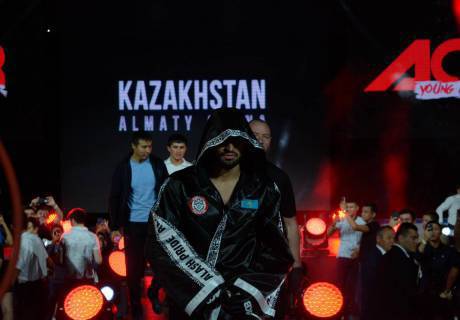 Видео полного боя, в котором казахстанец Оспанов, по мнению судей, проиграл на турнире ACB в Москве