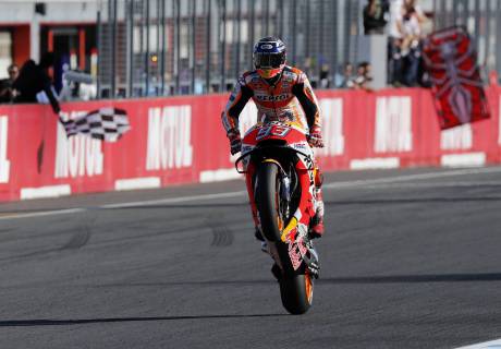 Мотогонщик из Испании досрочно стал пятикратным чемпионом MotoGP