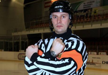 Судью унесли на носилках после столкновения с хоккеистом в матче КХЛ