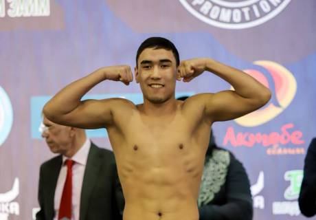 16-летний казахстанский профи-боксер нокаутировал соперника в первом раунде