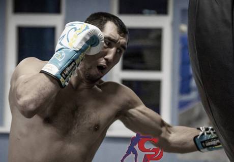 Казахстанский боксер с восемью нокаутами сразится с "Разрушителем" за титулы от WBC, WBA и WBO