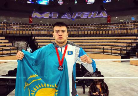 Казахстанский тяжеловес проиграл россиянину в дебютном бою в Fight Nights Global 