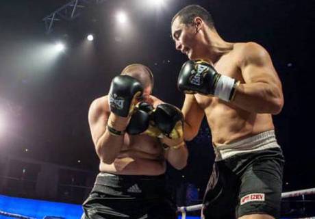 Казахстанский супертяж рассказал о победе над боксером с 16 нокаутами и объяснил подбор соперников