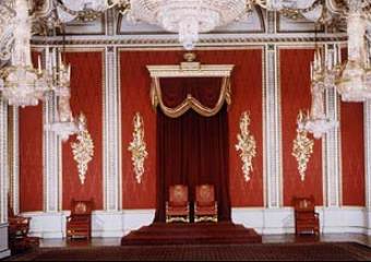 Охранник королевы Елизаветы II фотографировался на ее троне
