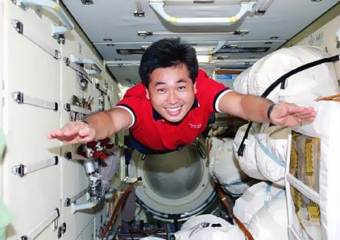 Японский астронавт попытался сыграть в футбол в космосе