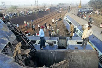 На юге Индии столкнулись два поезда