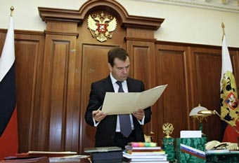 Медведев утвердил антикризисный государственный бюджет