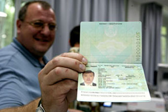 В биометрических паспортах казахстанцев появится графа "национальность" 