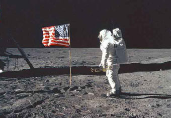 Телезрители больше всего запомнили лунную прогулку Армстронга