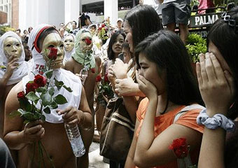 Филиппинские студенты устроили "голую" акцию протеста