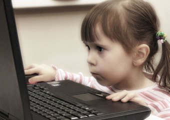 У британских детей обнаружили нарушение мышления из-за интернета