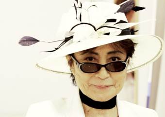 Йоко Оно продаст картину на аукционе по частям