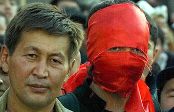 Киргизские оппозиционеры потребовали отставки президента 