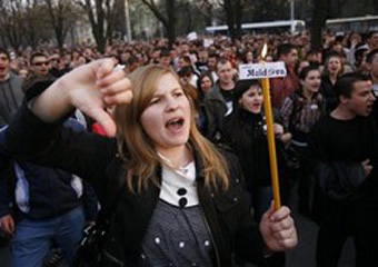 Молдавские демонстранты жгут документы под песни румынских революционеров