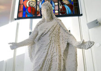 В шведской церкви появился Иисус из "Лего"