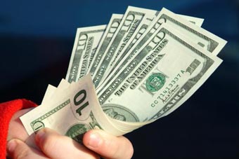 Международные эксперты советуют продавать доллары