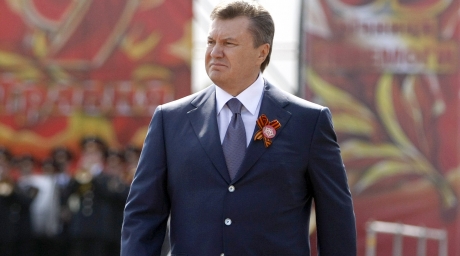 ВИДЕО: Янукович пьет водку стаканами и не закусывает