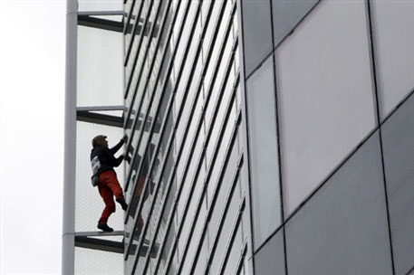 "Человек-паук" покорил небоскреб в Париже