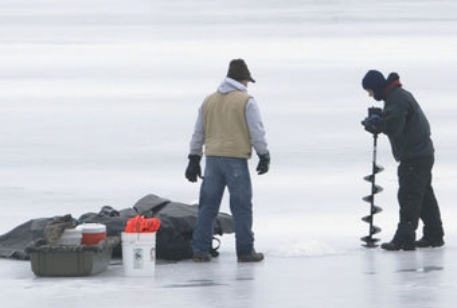 Спасатели сняли 14 рыбаков с дрейфующей по Волге льдины
