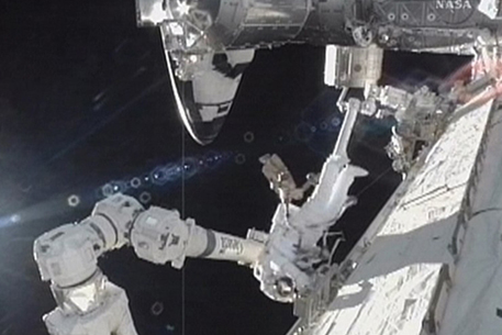 Астронавты шаттла "Атлантис" вышли в открытый космос