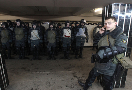 Трое дагестанцев напали на молодого человека у станции метро в Москве