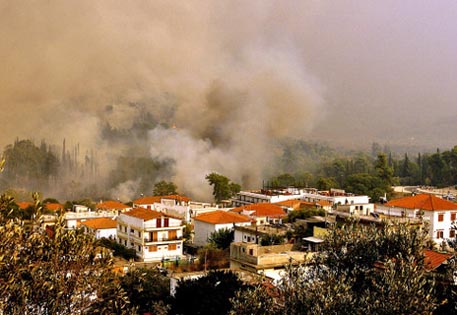 В пригородах Афин из-за пожара началась массовая эвакуация