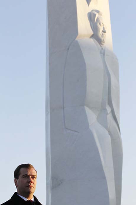 В Екатеринбурге установлен памятник Борису Ельцину