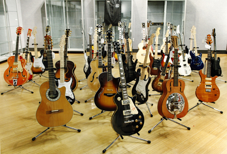 Эрик Клэптон выставил на аукцион 70 гитар