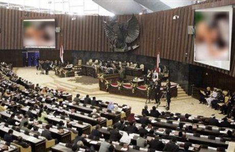 В парламенте Индонезии показали порно