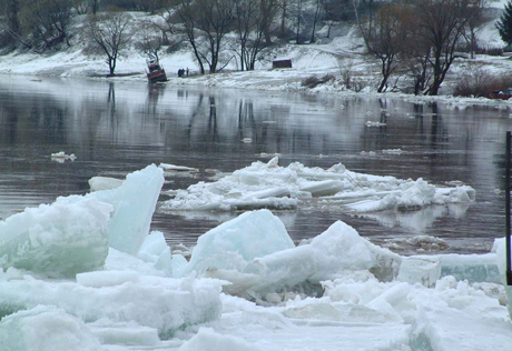 В Атырауской области во время игры на льду утонул ребенок