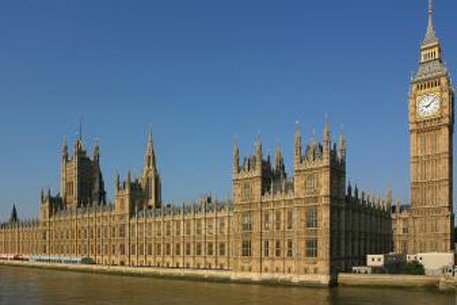 40 активистов Greenpeace взобрались на здание британского парламента