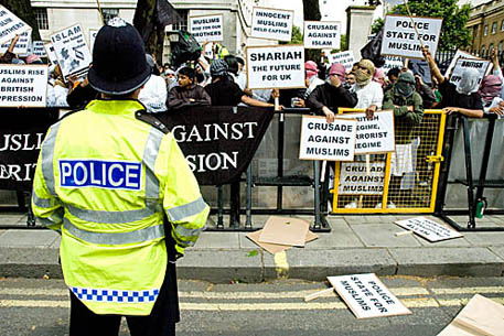 В Великобритании полиция задержала 55 антифашистов