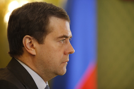 Медведев подписал закон о платежных терминалах