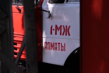 В Алматы загорелись два бензовоза