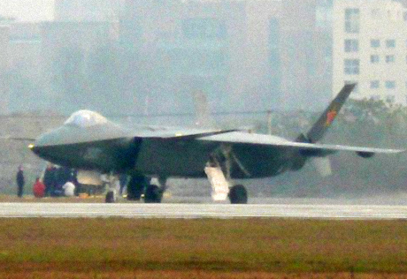 Секретный китайский истребитель совершил первый полет 