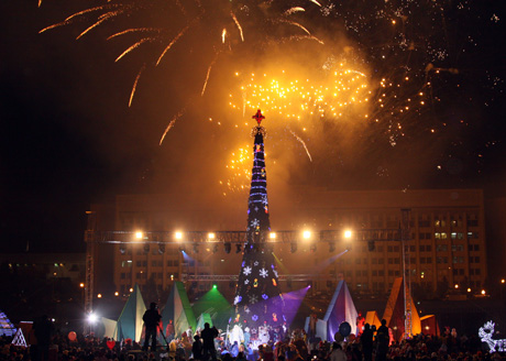 На площади Республики в Алматы зажгли новогоднюю елку