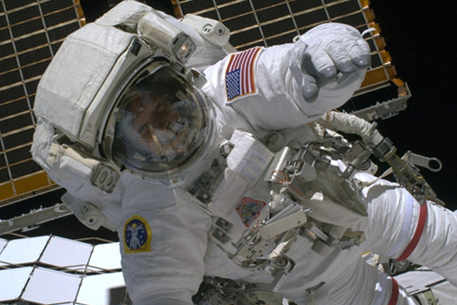 Астронавты шаттла "Атлантис" завершили выход в космос