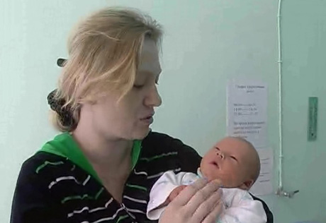 ВИДЕО: Похищенного младенца и его мать выписали из алматинского роддома