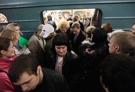 Москвич упал на рельсы на станции метро "Тульская"