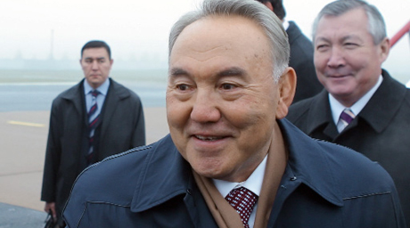 В Актобе Назарбаев подарил полицейским квартиры и автомобили