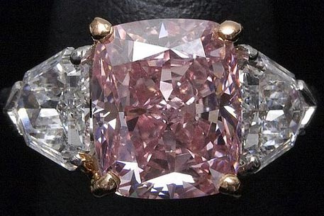 Бриллиант Vivid Pink купили за рекордные 10,8 миллиона долларов