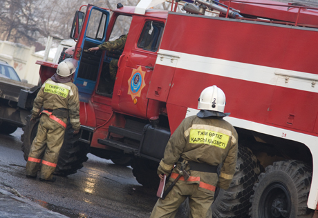 Во время пожара в торговом доме в Уральске эвакуированы около 40 человек
