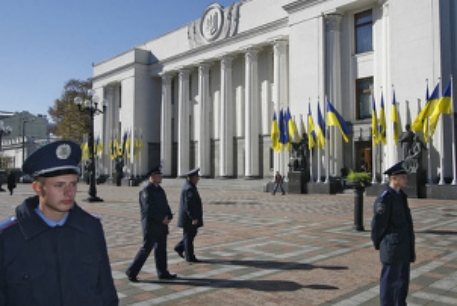 Оппозиция заблокировала работу украинского парламента