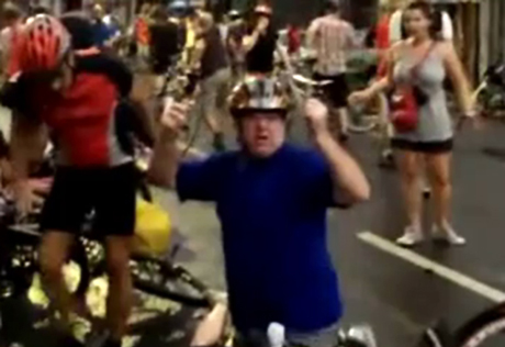ВИДЕО: В Бразилии автомобилист врезался в толпу велосипедистов и ранил около 40 человек