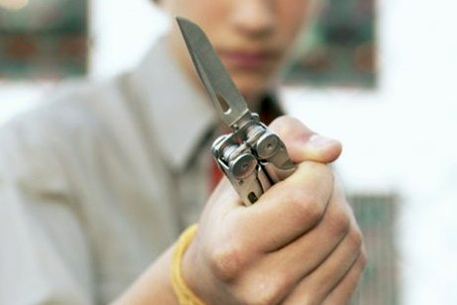 В Костанае грабитель угрожал полиции ножом 