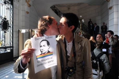 В столице Мексики легализовали однополые браки