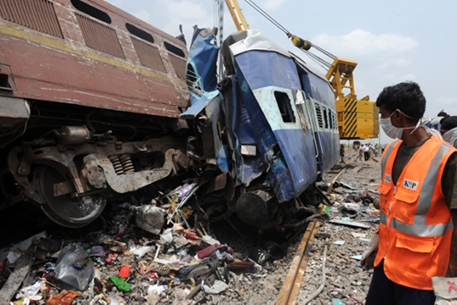 Виновником столкновения поездов в Индии назвали машиниста