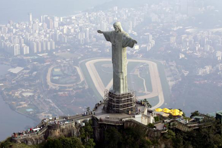 Статую Христа в Рио-де-Жанейро осветили в цвета бразильского флага