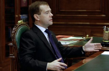 Медведев поручил проверить правомерность сноса домов в "Речнике"
