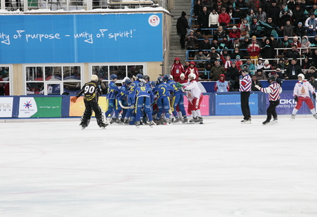 На "Медеу" во время хоккейного матча произошла драка между спортсменами